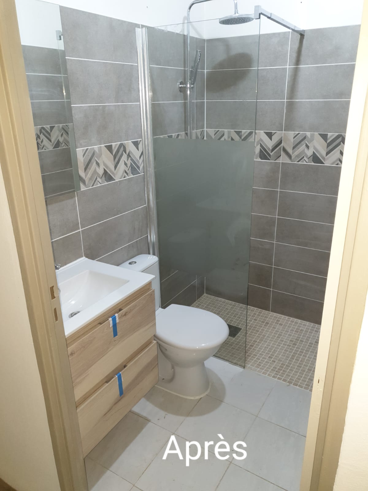 Après - Rénovation moderne d’une salle de bain complète